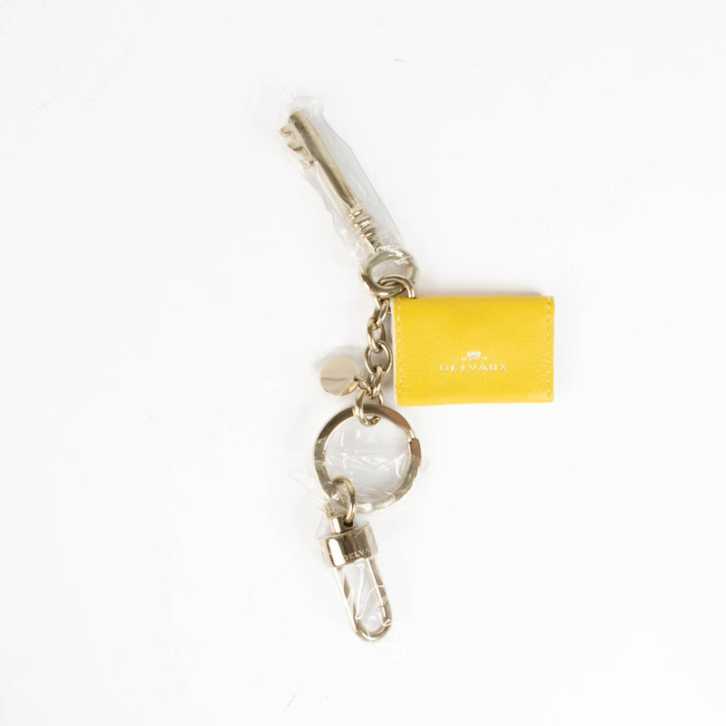 Shop safe online at Labellov in Antwerp, Brussels and Knokke this 100% authentic second hand Delvaux Yellow Envelope Key Charm. Veilig online tweedehands authentieke Delvaux Yellow Envelope Key Charm kopen bij Labellov.