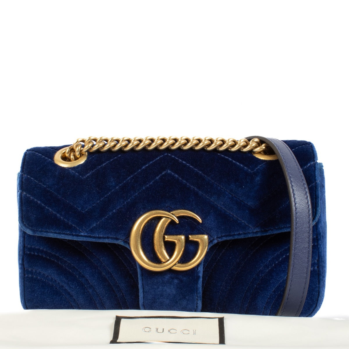 Shop safe online at Labellov in Antwerp, Brussel and Knokke this 100% authentic second hand Gucci Blue Velvet GG Marmont Mini. Veilig online tweedehands authentieke Gucci Blue Velvet GG Marmont Mini handtas kopen bij Labellov.