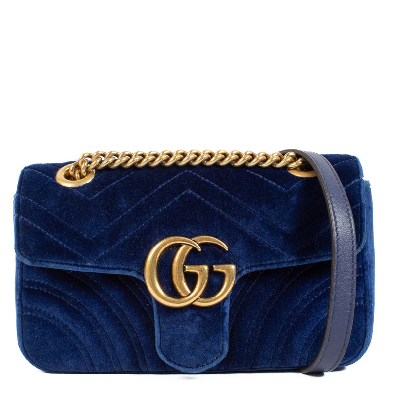 Shop safe online at Labellov in Antwerp, Brussel and Knokke this 100% authentic second hand Gucci Blue Velvet GG Marmont Mini. Veilig online tweedehands authentieke Gucci Blue Velvet GG Marmont Mini handtas kopen bij Labellov.
