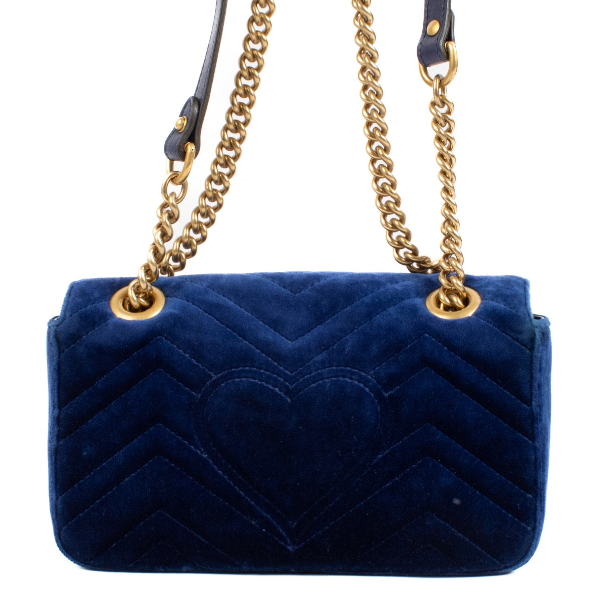 Shop safe online at Labellov in Antwerp, Brussel and Knokke this 100% authentic second hand Gucci Blue Velvet GG Marmont Mini. Veilig online tweedehands authentieke Gucci Blue Velvet GG Marmont Mini handtas kopen bij Labellov.