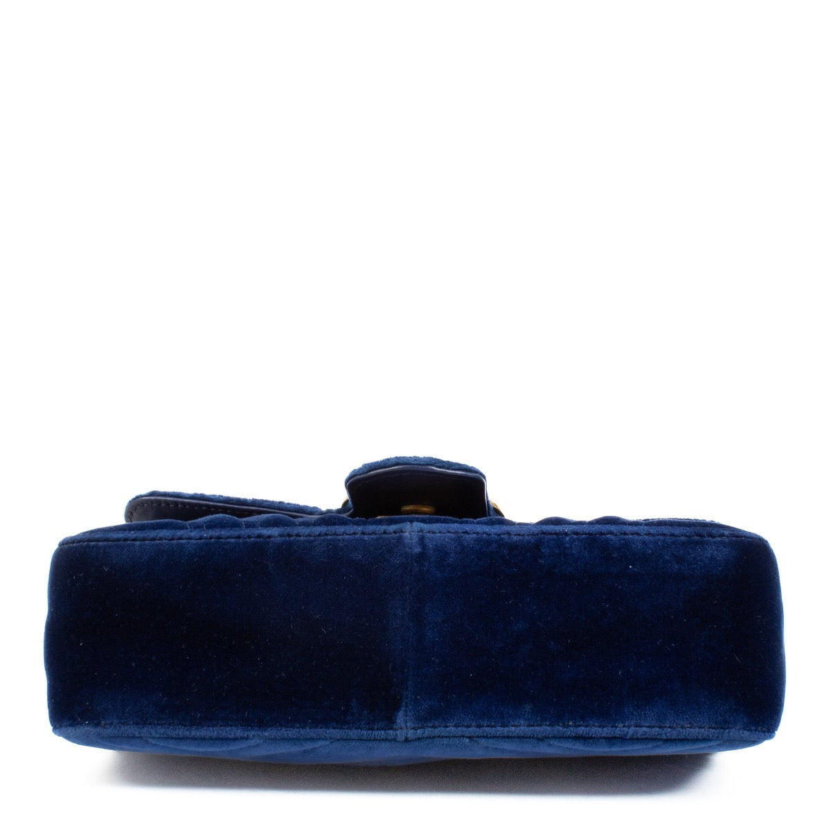 Shop safe online at Labellov in Antwerp, Brussel and Knokke this 100% authentic second hand Gucci Blue Velvet GG Marmont Mini. Veilig online tweedehands authentieke Gucci Blue Velvet GG Marmont Mini handtas kopen bij Labellov.