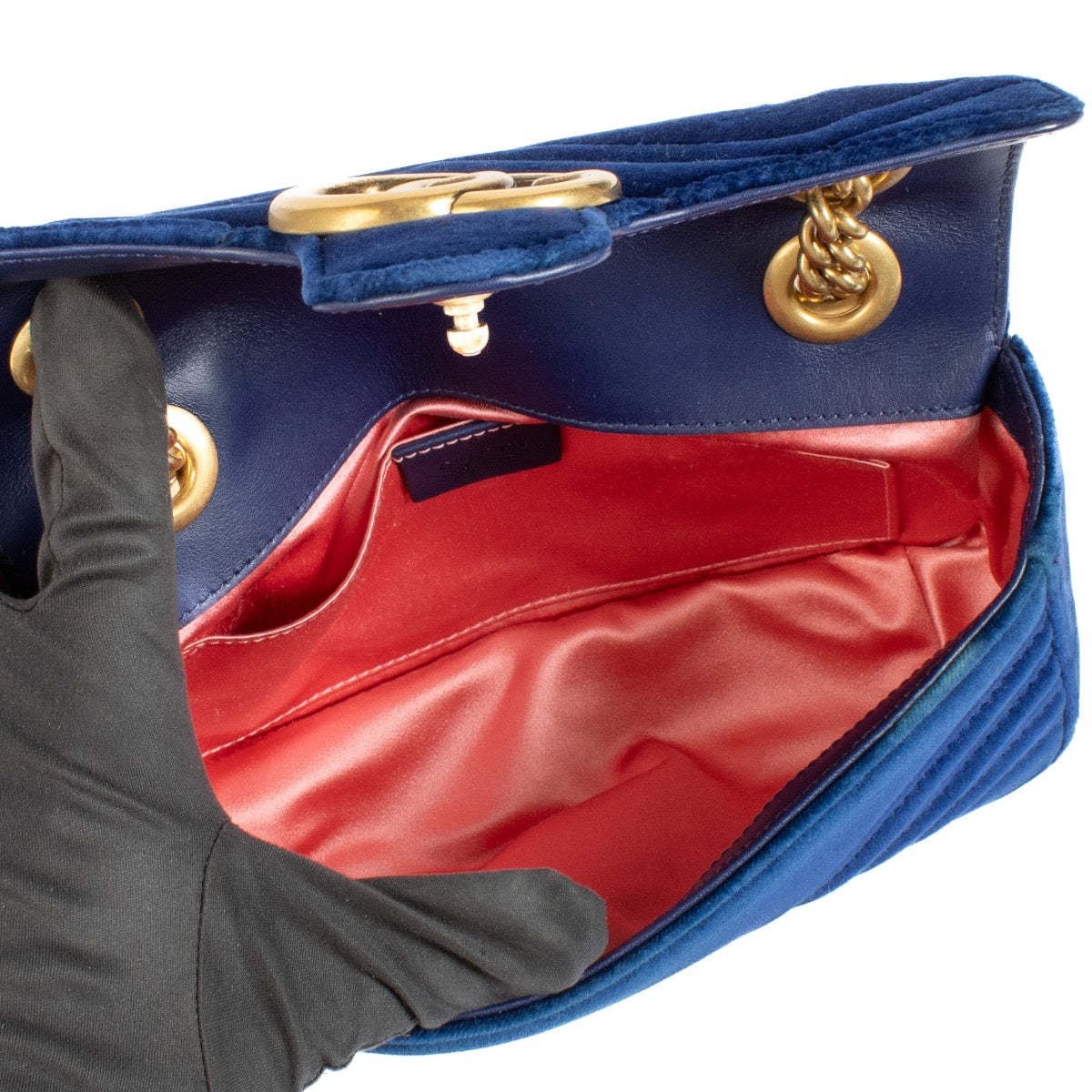 Shop safe online at Labellov in Antwerp, Brussel and Knokke this 100% authentic second hand Gucci Blue Velvet GG Marmont Mini. Veilig online tweedehands authentieke Gucci Blue Velvet GG Marmont Mini handtas kopen bij Labellov.