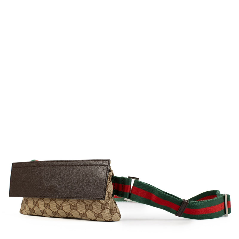 Shop safe online at Labellov in Antwerp, Brussels and Knokke this 100% authentic second hand Gucci GG Canvas Belt Bag. Veilig online tweedehands authentieke Gucci GG Canvas Belt Bag handtas kopen bij Labellov.