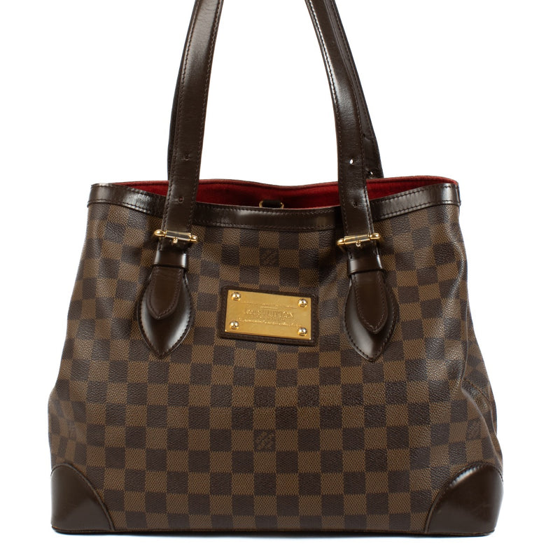 Shop safe online at Labellov in Antwerp, Brussels and Knokke this 100% authentic second hand Louis Vuitton Damier Ebene Hampstead Shoulder Bag. Veilig online tweedehands authentieke Louis Vuitton Damier Ebene Hampstead Shoulder handtas kopen bij Labellov.