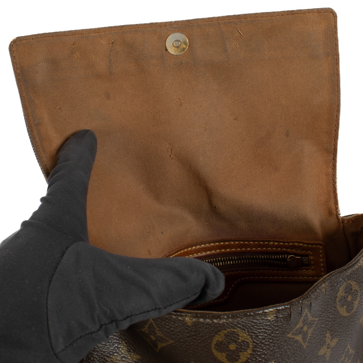 Shop safe online at Labellov in Antwerp, Brussels and Knokke this 100% authentic second hand Louis Vuitton Monogram Canvas Looping PM. Veilig online tweedehands authentieke Louis Vuitton Monogram Canvas Looping PM kopen bij Labellov.