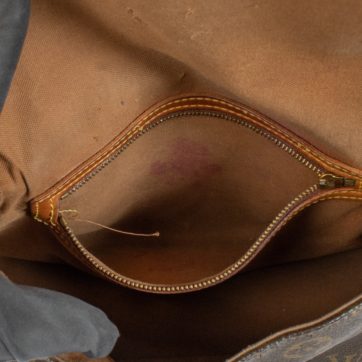 Shop safe online at Labellov in Antwerp, Brussels and Knokke this 100% authentic second hand Louis Vuitton Monogram Canvas Looping PM. Veilig online tweedehands authentieke Louis Vuitton Monogram Canvas Looping PM kopen bij Labellov.