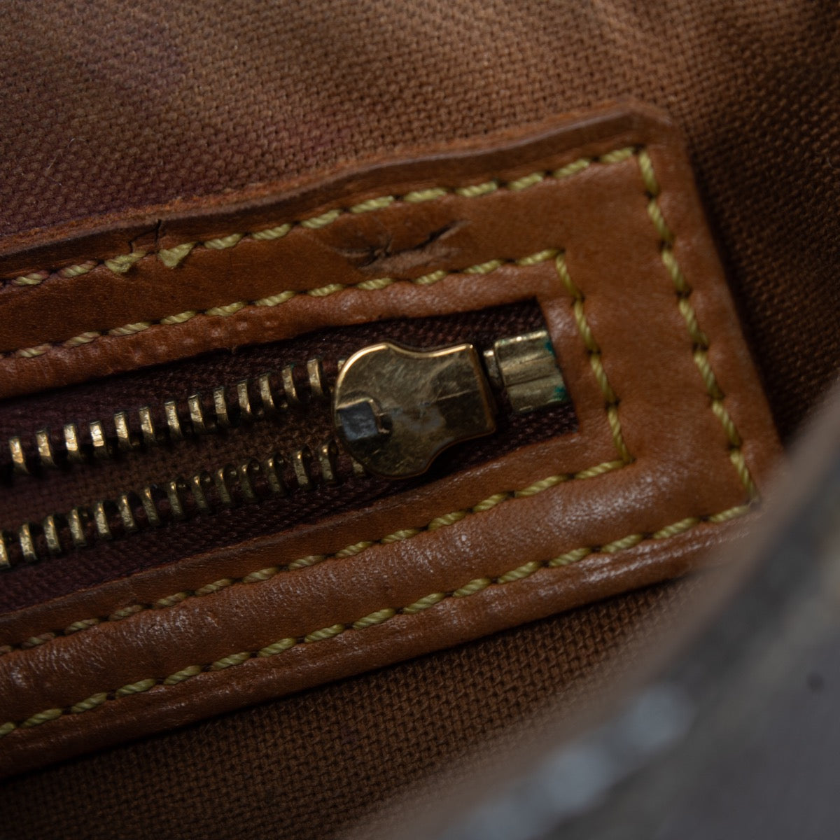 Shop safe online at Labellov in Antwerp, Brussels and Knokke this 100% authentic second hand Louis Vuitton Monogram Canvas Looping PM. Veilig online tweedehands authentieke Louis Vuitton Monogram Canvas Looping PM kopen bij Labellov.