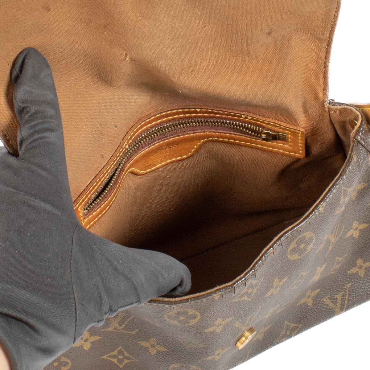 Shop safe online at Labellov in Antwerp, Brussels and Knokke this 100% authentic second hand Louis Vuitton Monogram Canvas Looping PM. Veilig online tweedehands authentieke Louis Vuitton Monogram Canvas Looping PM kopen bij Labellov.