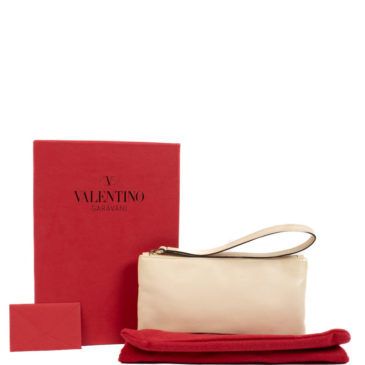 Shop safe online at Labellov in Antwerp, Brussels and Knokke this 100% authentic second hand Valentino Garavani White Pouch. Veilig online tweedehands authentieke Valentino Garavani White Pouch kopen bij Labellov.