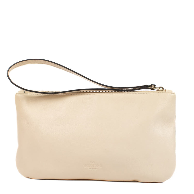 Shop safe online at Labellov in Antwerp, Brussels and Knokke this 100% authentic second hand Valentino Garavani White Pouch. Veilig online tweedehands authentieke Valentino Garavani White Pouch kopen bij Labellov.