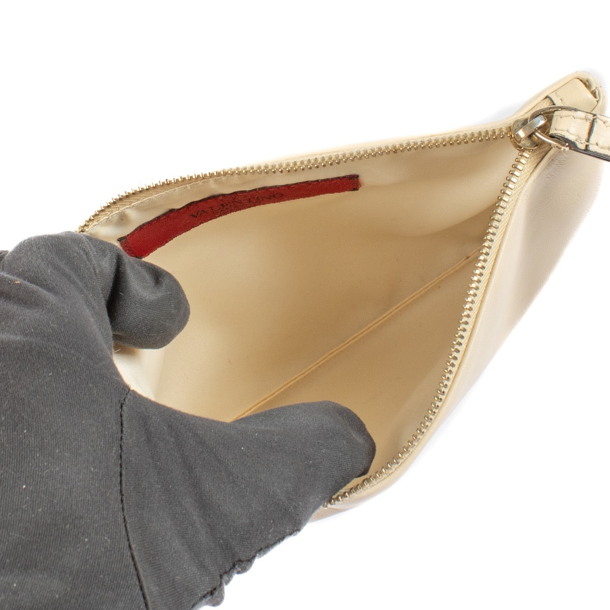Shop safe online at Labellov in Antwerp, Brussels and Knokke this 100% authentic second hand Valentino Garavani White Pouch. Veilig online tweedehands authentieke Valentino Garavani White Pouch kopen bij Labellov.