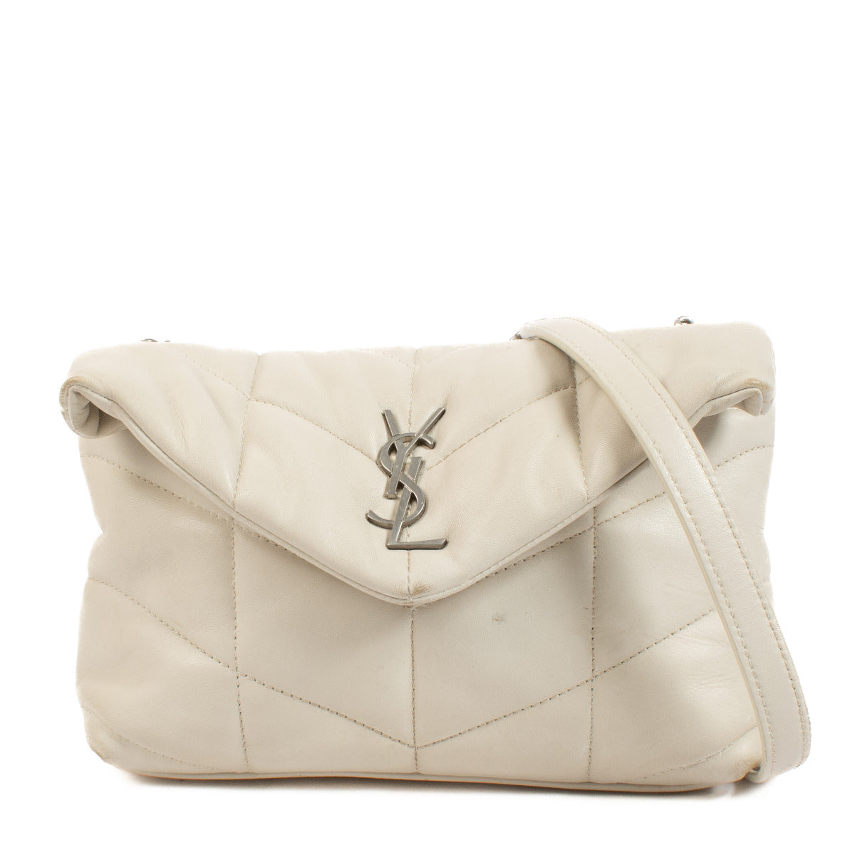 Saint Laurent White Puffer Mini Bag aan de beste prijs bij Labellov tweedehands luxe in Antwerpen en Knokke. We buy and sell your preloved and brand new designer bags for the best price.