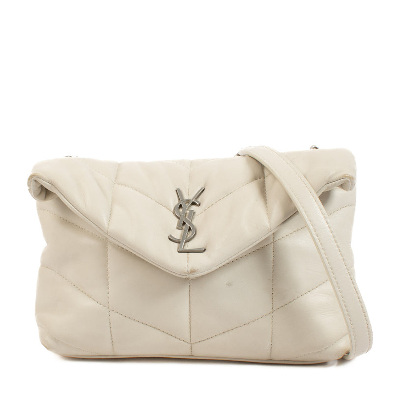 Saint Laurent White Puffer Mini Bag aan de beste prijs bij Labellov tweedehands luxe in Antwerpen en Knokke. We buy and sell your preloved and brand new designer bags for the best price.