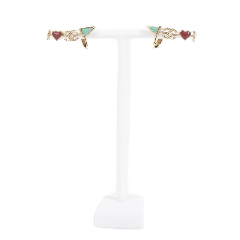 Chanel 17A Gold I Heart CC Earrings aan de beste prijs bij Labellov tweedehands luxe.