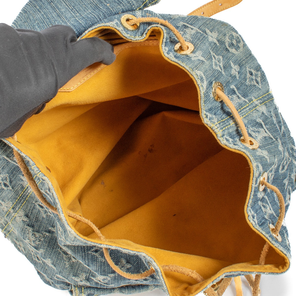 Louis Vuitton Denim Sac a Dos PM Backpack for the best price at Labellov secondhand luxury in Antwerp and Knokke. We buy and sell your preloved and brand new designer bags for the best price.