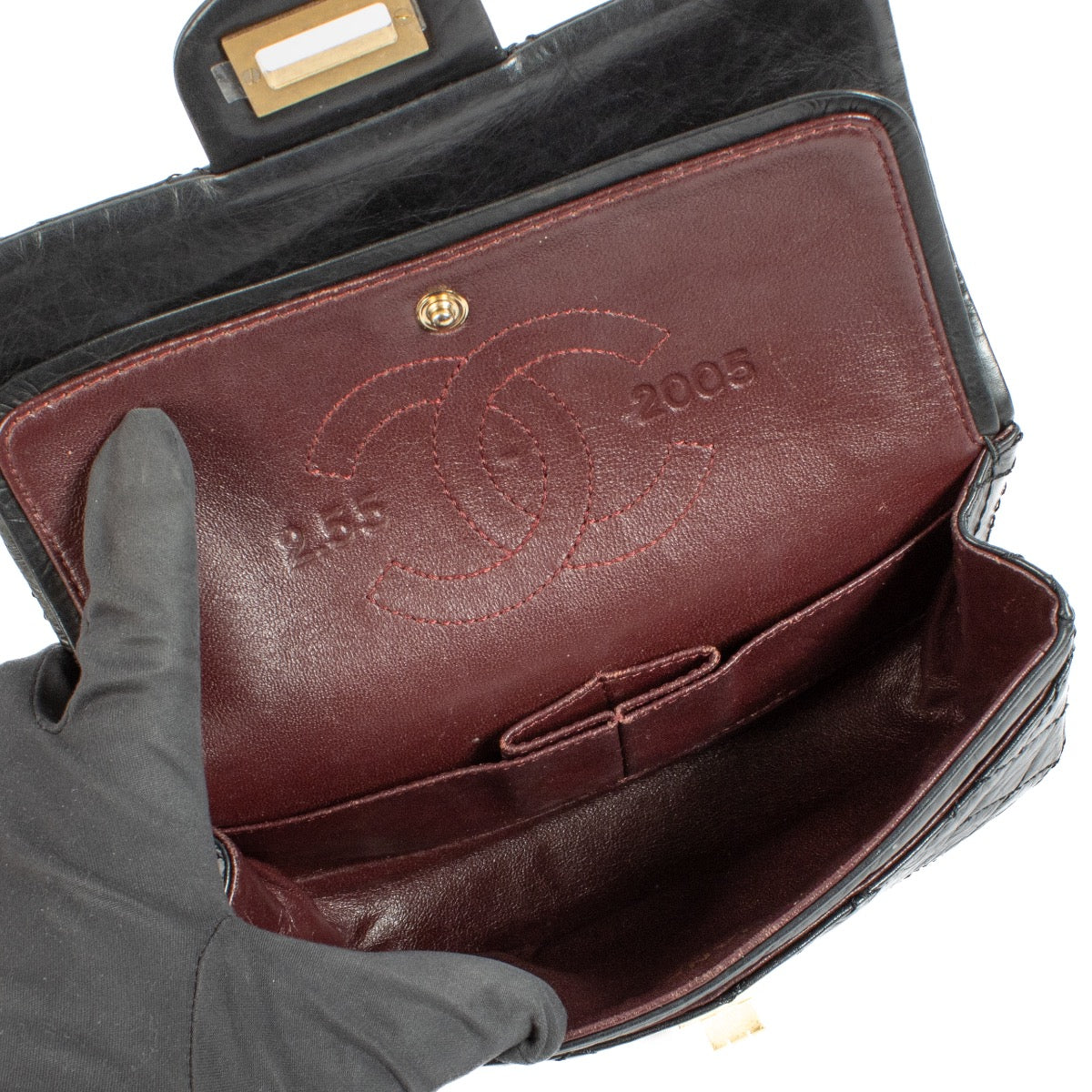 Shop safe online at Labellov in Antwerp, Brussels and Knokke this 100% authentic second hand Chanel Black Mini 2.55 Reissue Crossbody Bag. Veilig online tweedehands authentieke Chanel Black Mini 2.55 Reissue Crossbody Bag kopen bij Labellov.