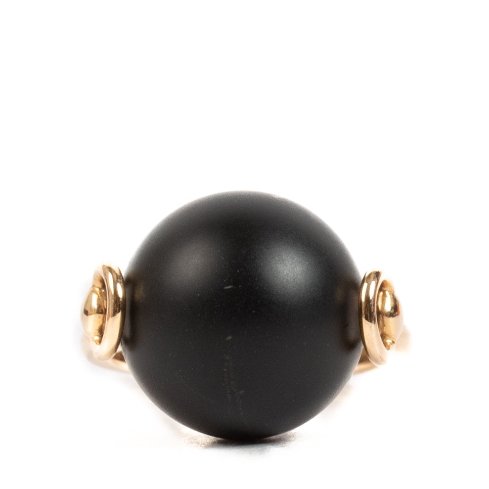 Shop safe online at Labellov in Antwerp, Brussels and Knokke this 100% authentic second hand Hermès Black Matte Onyx Ring - size 51. Veilig online tweedehands authentieke Hermès Black Matte Onyx Ring - size 51 kopen bij Labellov.