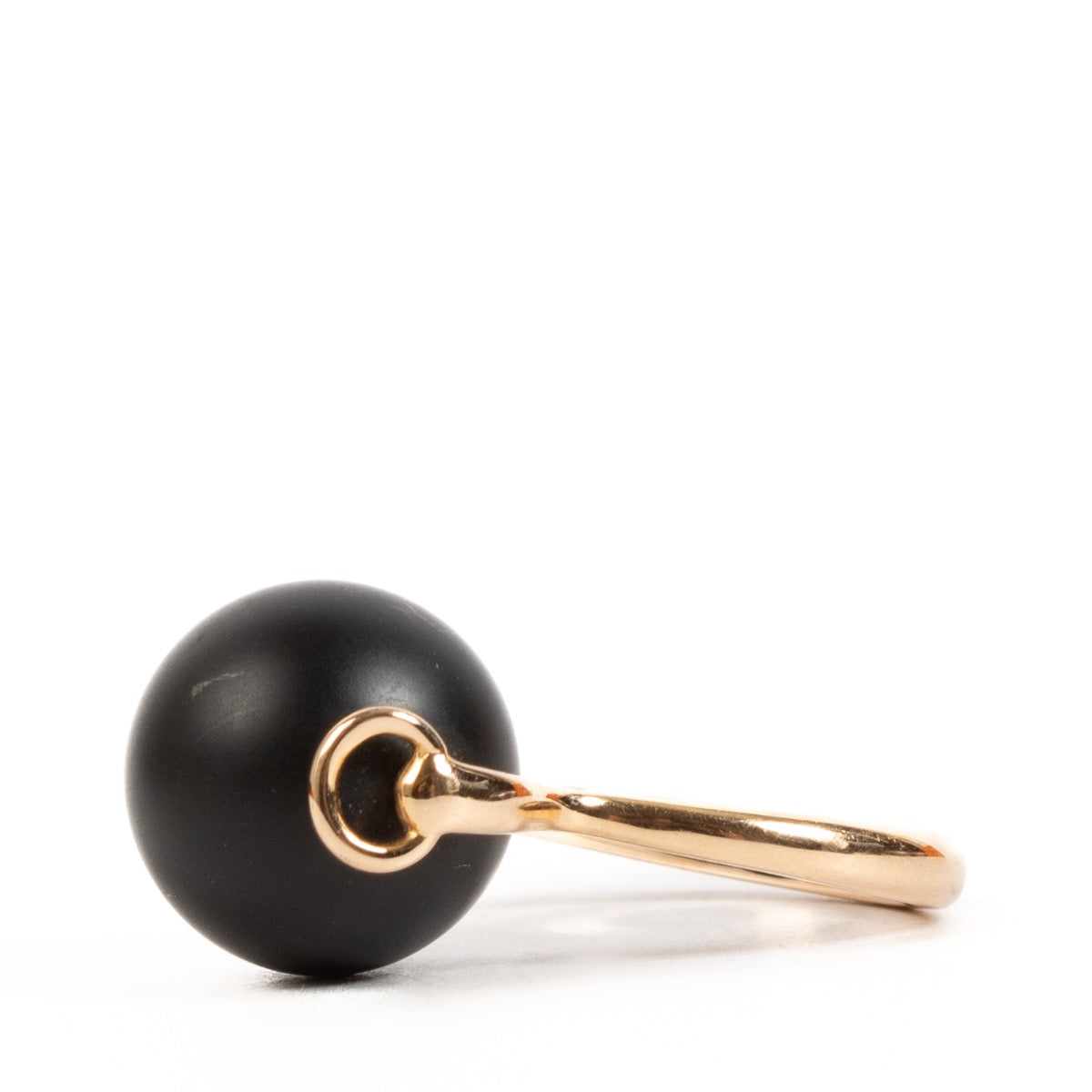 Shop safe online at Labellov in Antwerp, Brussels and Knokke this 100% authentic second hand Hermès Black Matte Onyx Ring - size 51. Veilig online tweedehands authentieke Hermès Black Matte Onyx Ring - size 51 kopen bij Labellov.