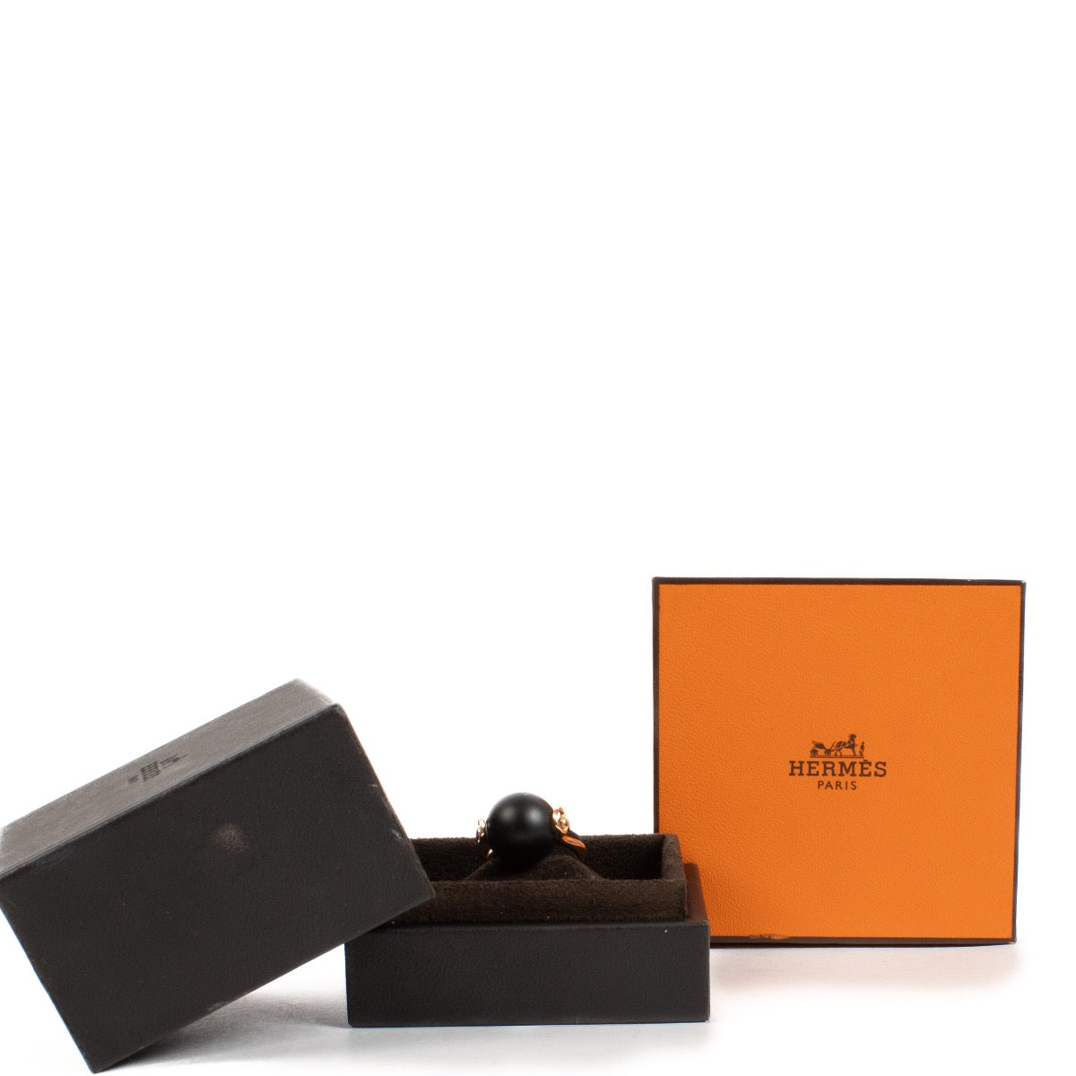 Shop safe online at Labellov in Antwerp, Brussels and Knokke this 100% authentic second hand Hermès Black Matte Onyx Ring - size 51. Veilig online tweedehands authentieke Hermès Black Matte Onyx Ring - size 51 kopen bij Labellov.