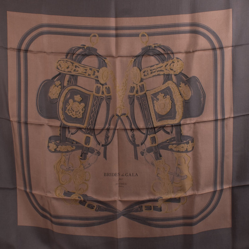 Shop safe online at Labellov in Antwerp, Brussels and Knokke this 100% authentic second hand Hermès Brown Brides De Gala Silk Carré 90 Scarf. Veilig online tweedehands authentieke Hermès Brown Brides De Gala Silk Carré 90 Sjaal kopen bij Labellov.
