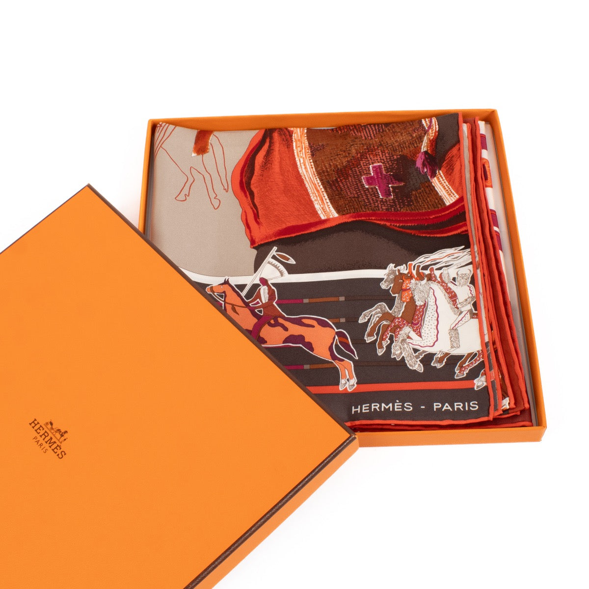 Shop safe online at Labellov in Antwerp, Brussels and Knokke this 100% authentic second hand Hermès Carré en Carrés Silk Carré 90 Scarf. Veilig online tweedehands authentieke Hermès Carré en Carrés Silk Carré 90 Sjaal kopen bij Labellov.