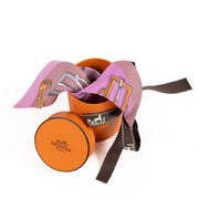 Shop safe online at Labellov in Antwerp, Brussels and Knokke this 100% authentic second hand Hermès Pink Bouclerie d'Attelage Silk Twilly Scarf. Veilig online tweedehands authentieke Hermès Pink Bouclerie d'Attelage Silk Twilly Sjaal kopen bij Labellov.