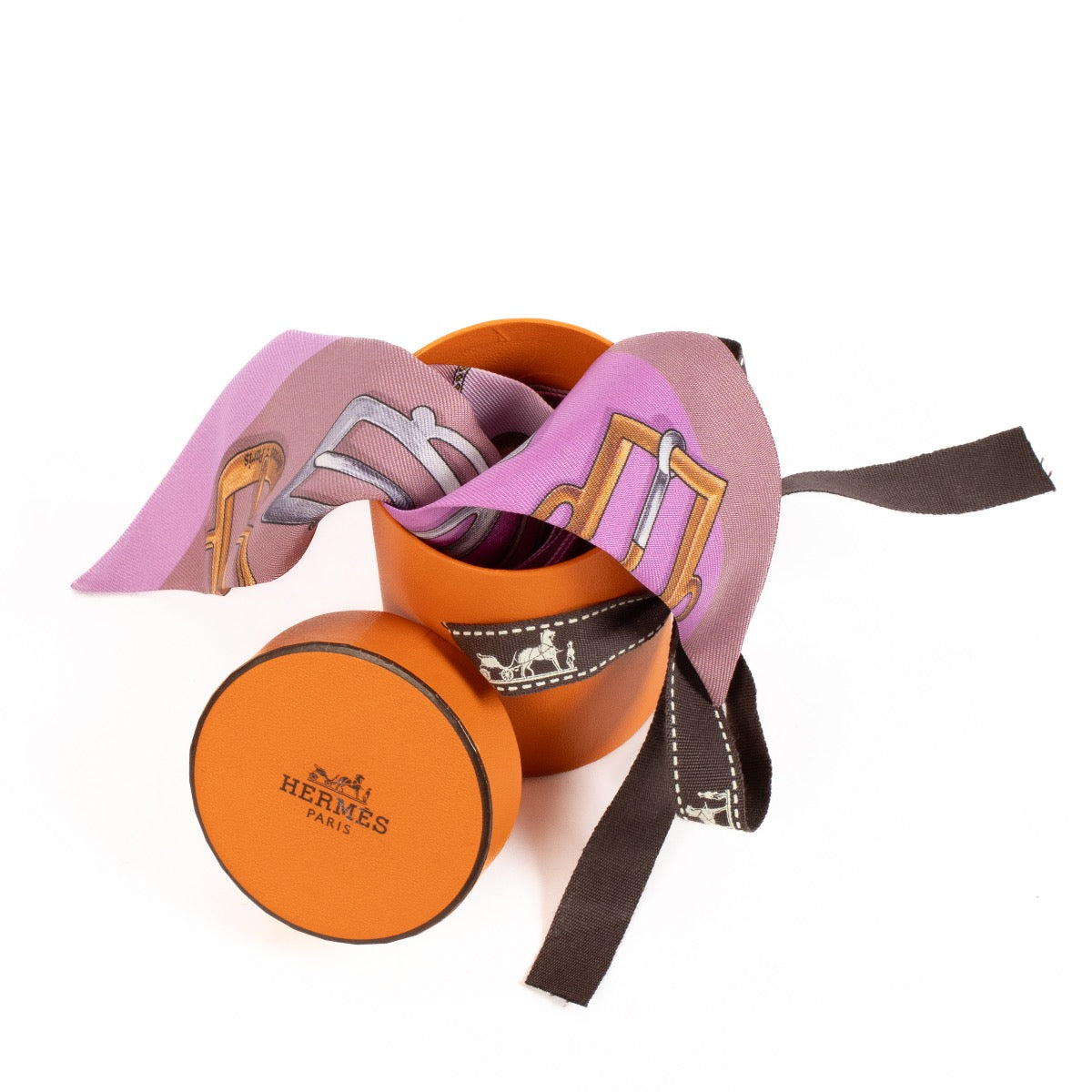Shop safe online at Labellov in Antwerp, Brussels and Knokke this 100% authentic second hand Hermès Pink Bouclerie d'Attelage Silk Twilly Scarf. Veilig online tweedehands authentieke Hermès Pink Bouclerie d'Attelage Silk Twilly Sjaal kopen bij Labellov.