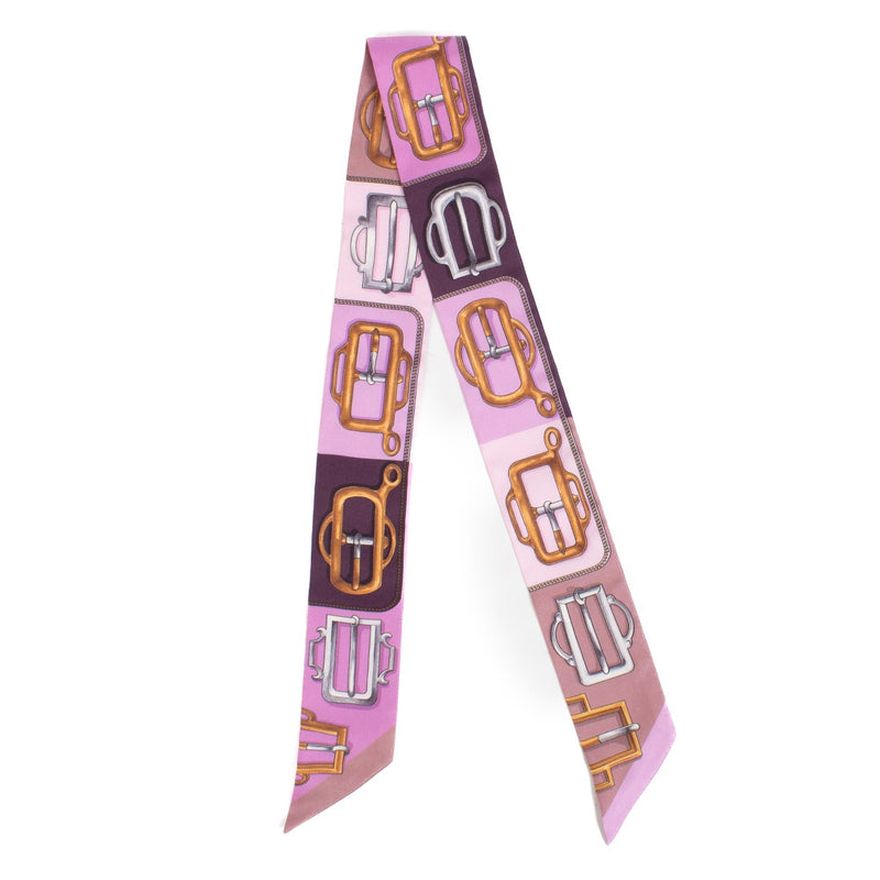 Shop safe online at Labellov in Antwerp, Brussels and Knokke this 100% authentic second hand Hermès Pink Bouclerie d'Attelage Silk Twilly Scarf. Veilig online tweedehands authentieke Hermès Pink Bouclerie d'Attelage Silk Twilly Sjaal kopen bij Labellov.