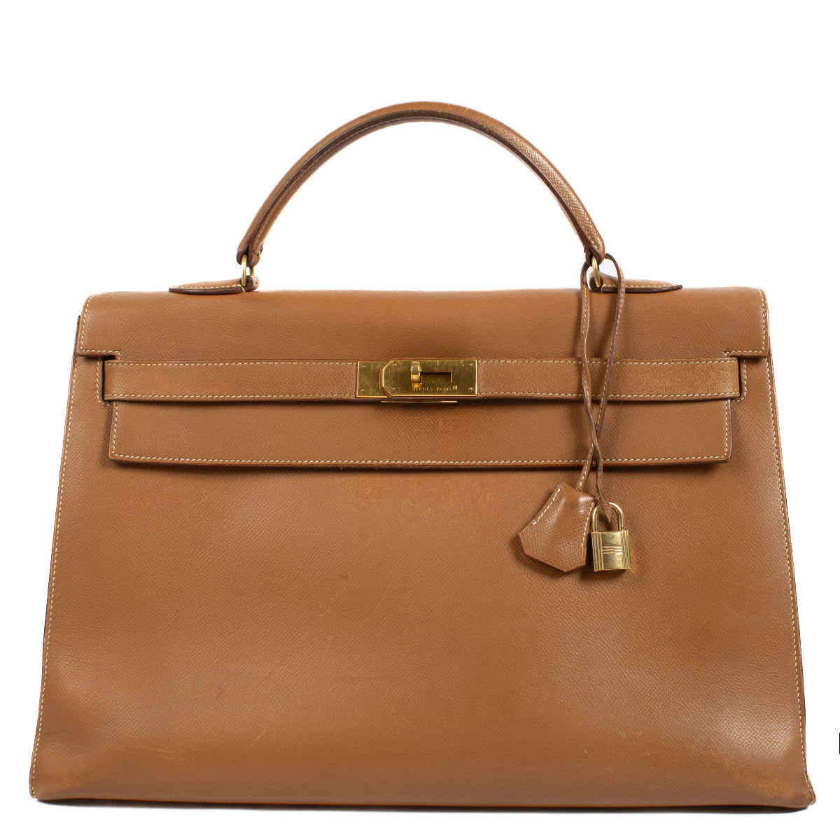 Hermès Kelly 40 Gold Courchevel GHW aan de beste prijs bij Labellov tweedehands luxe in Antwerpen en Knokke. Wij kopen en verkopen steeds aan de beste prijs.