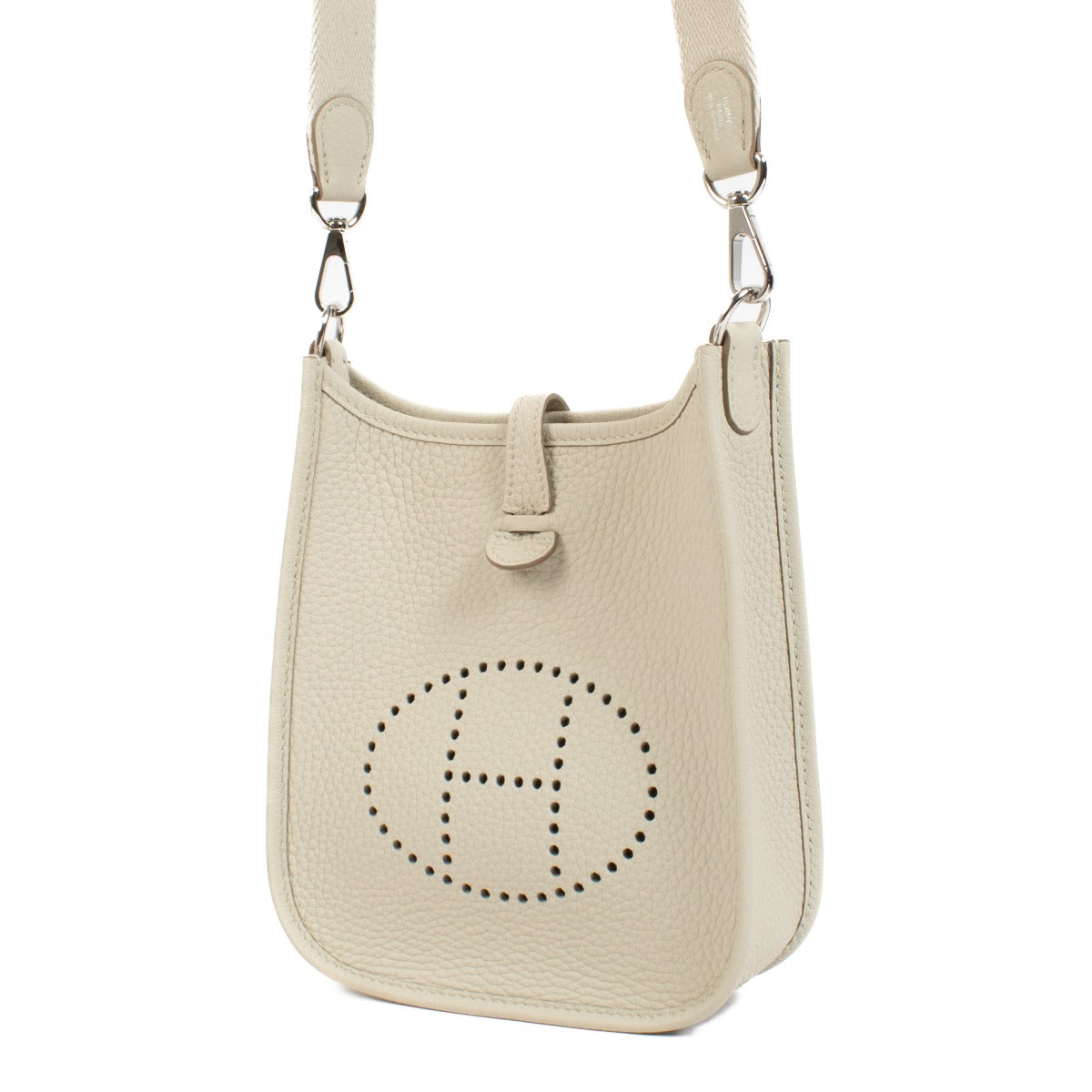 Shop safe online at Labellov in Antwerp, Brussels and Knokke this 100% authentic second hand Hermès Evelyne 16 Beton Clemence PHW. Veilig online tweedehands authentiek Hermès Evelyne 16 Beton Clemence PHW handtas kopen bij Labellov.