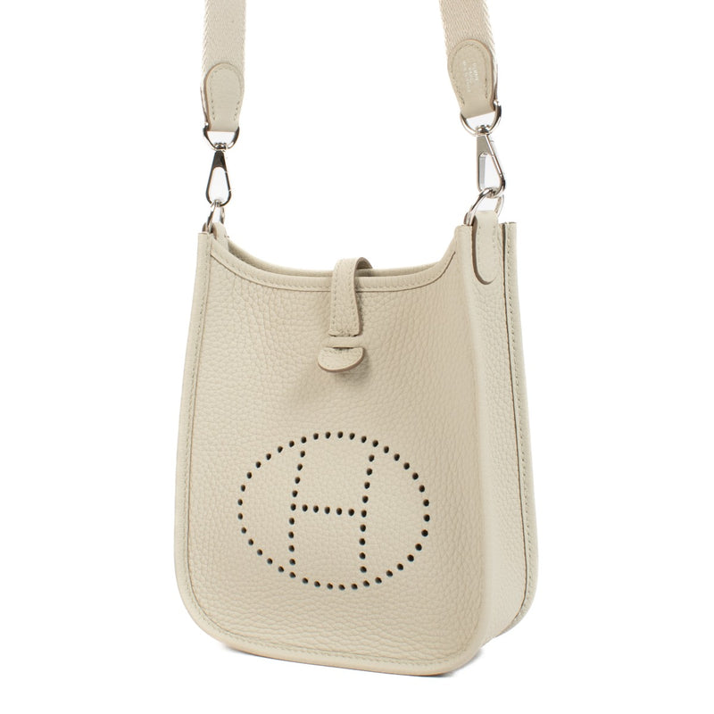 Shop safe online at Labellov in Antwerp, Brussels and Knokke this 100% authentic second hand Hermès Evelyne 16 Beton Clemence PHW. Veilig online tweedehands authentiek Hermès Evelyne 16 Beton Clemence PHW handtas kopen bij Labellov.