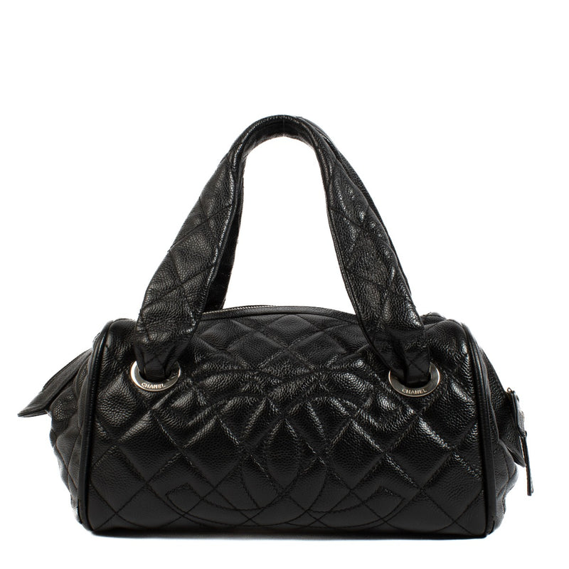 Shop safe online at Labellov in Antwerp, Brussels and Knokke this 100% authentic second hand Chanel Black Caviar Boston Top Handle Bag. Veilig online tweedehands authentieke Chanel Black Caviar Boston handtas bij Labellov in Antwerpen.