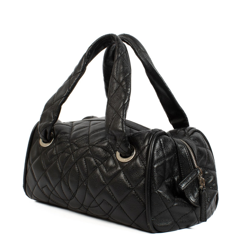 Shop safe online at Labellov in Antwerp, Brussels and Knokke this 100% authentic second hand Chanel Black Caviar Boston Top Handle Bag. Veilig online tweedehands authentieke Chanel Black Caviar Boston handtas bij Labellov in Antwerpen.