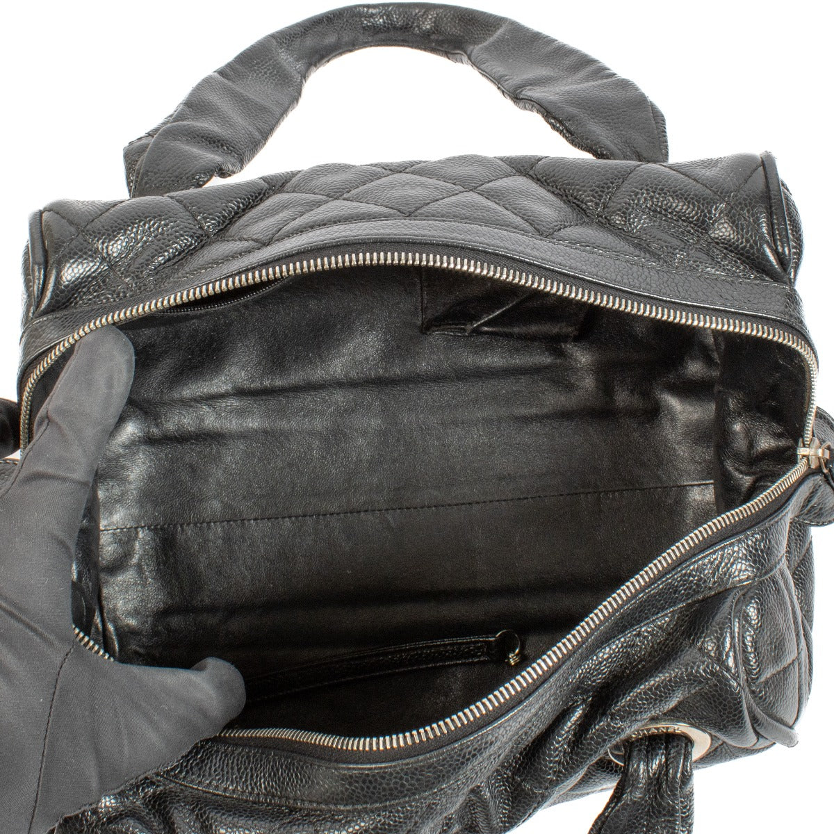 Shop safe online at Labellov in Antwerp, Brussels and Knokke this 100% authentic second hand Chanel Black Caviar Boston Top Handle Bag. Veilig online tweedehands authentieke Chanel Black Caviar Boston handtas bij Labellov in Antwerpen.
