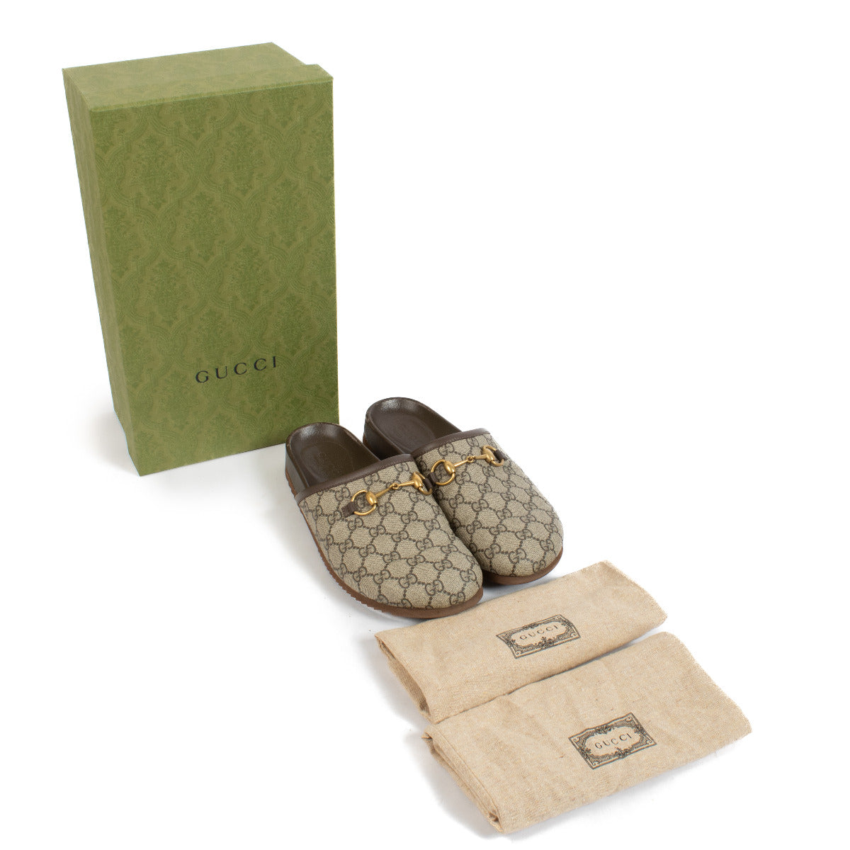 Gucci Monogram Horsebit Mules - size 42 aan de beste prijs bij Labellov tweedehands luxe in Antwerpen en Knokke. Wij kopen en verkopen steeds aan de beste prijs bij Labellov.