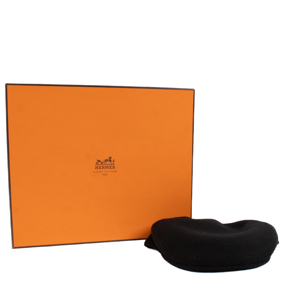 buy 100% authentic pre loved Hermès Black Cashmere Hat - size 57 on Labellov.com
