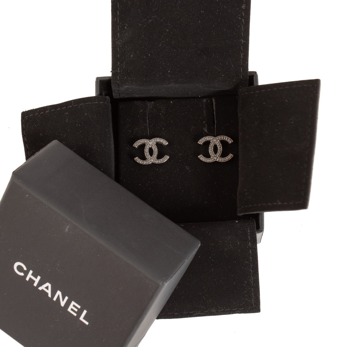 shop 100% authentic second hand Chanel 15C Black CC Earrings on Labellov.com