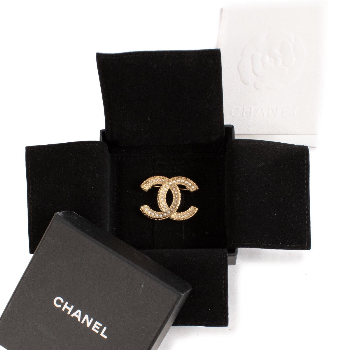 shop 100% authentic second hand Chanel 15V Pearl Gold Brooch on Labellov.com