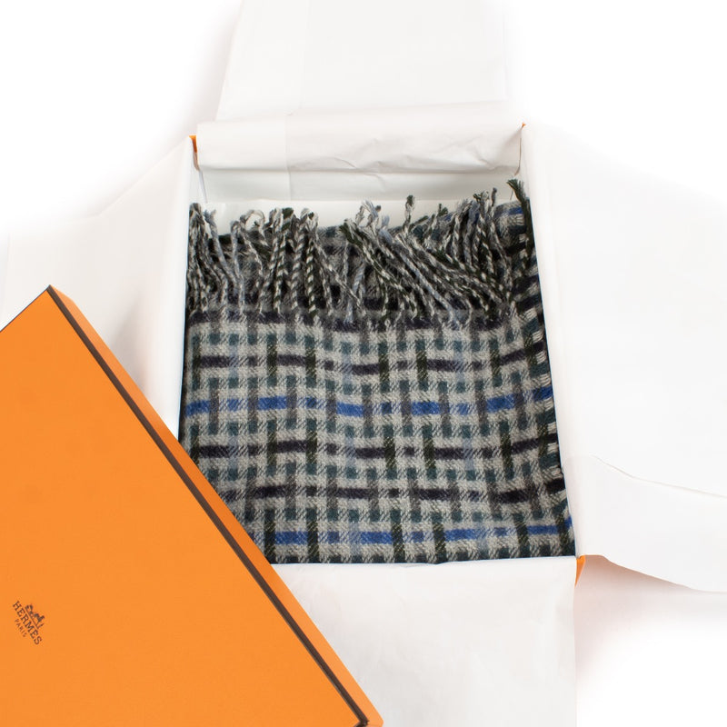 Shop safe online at Labellov in Antwerp, Brussels and Knokke this 100% authentic second hand Hermès Multicolor Cashmere H Ecossais Muffler Scarf. Veilig online tweedehands authentieke Hermès Multicolor Cashmere H Ecossais Muffler Sjaal kopen bij Labellov.