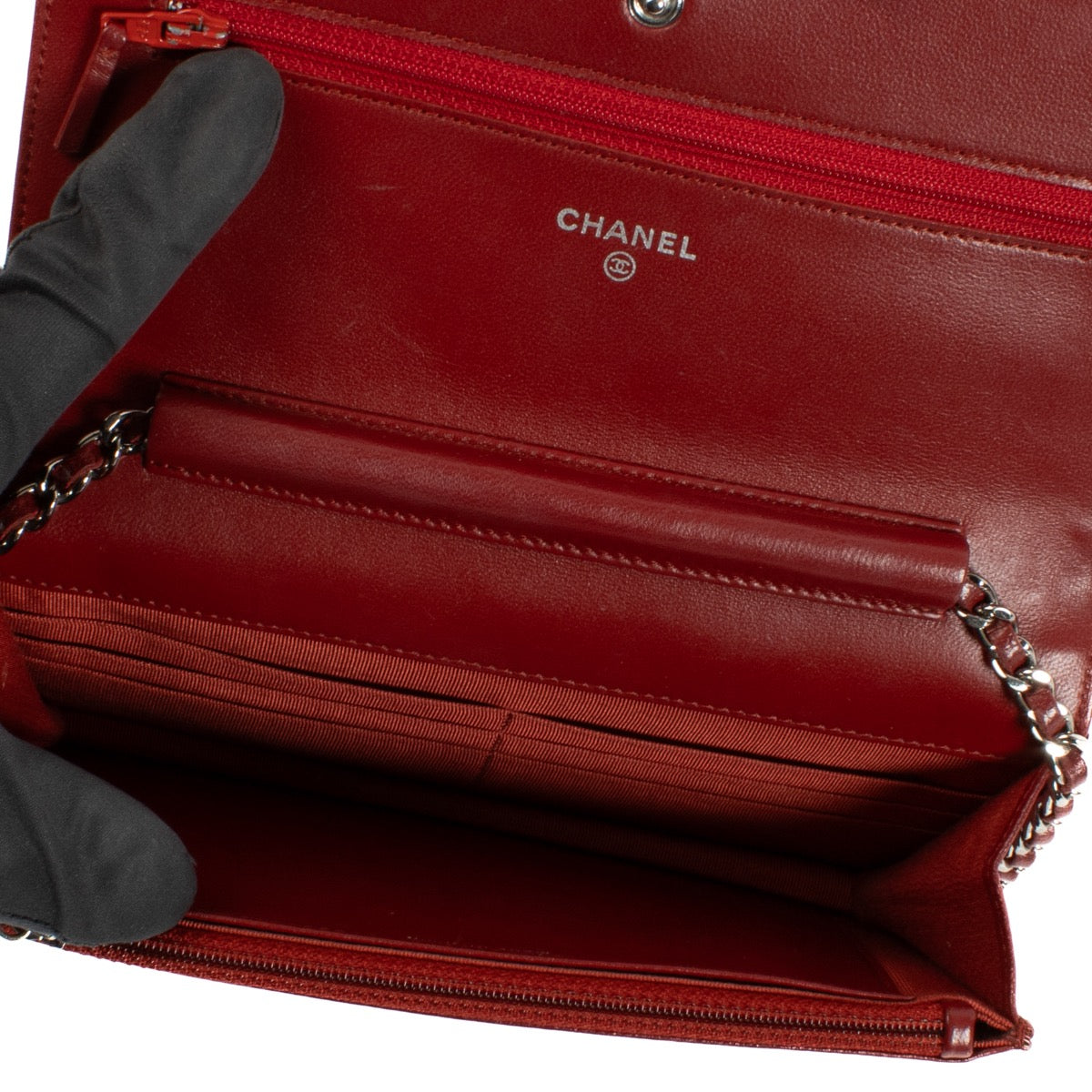 buy 100% authentic pre loved Chanel Red Classic Wallet On Chain on Labellov.com