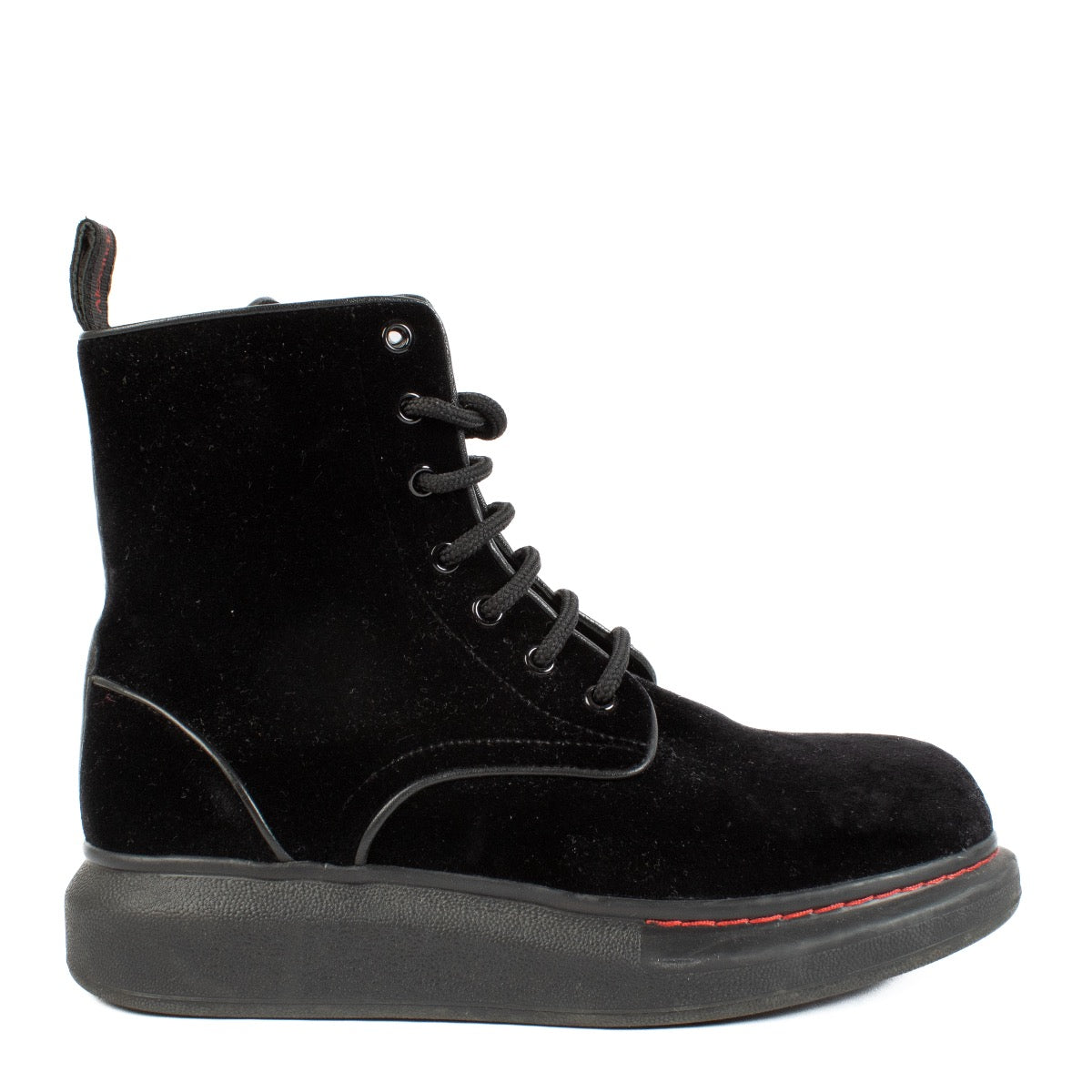 Shop safe online at Labellov in Antwerp, Brussels and Knokke these 100% authentic second hand Alexander McQueen Black Velvet Boots - size 38,5. Veilig online tweedehands authentieke Alexander McQueen Black Velvet Boots tweedehands kopen bij Labellov.