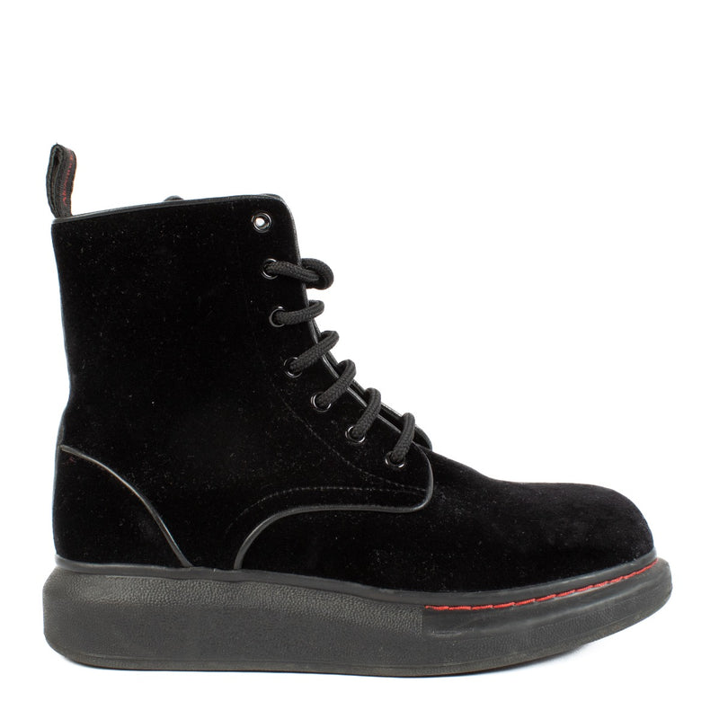Shop safe online at Labellov in Antwerp, Brussels and Knokke these 100% authentic second hand Alexander McQueen Black Velvet Boots - size 38,5. Veilig online tweedehands authentieke Alexander McQueen Black Velvet Boots tweedehands kopen bij Labellov.