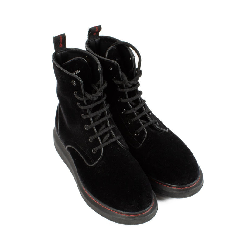 Shop safe online at Labellov in Antwerp, Brussels and Knokke these 100% authentic second hand Alexander McQueen Black Velvet Boots - size 38,5. Veilig online tweedehands authentieke Alexander McQueen Black Velvet Boots tweedehands kopen bij Labellov.