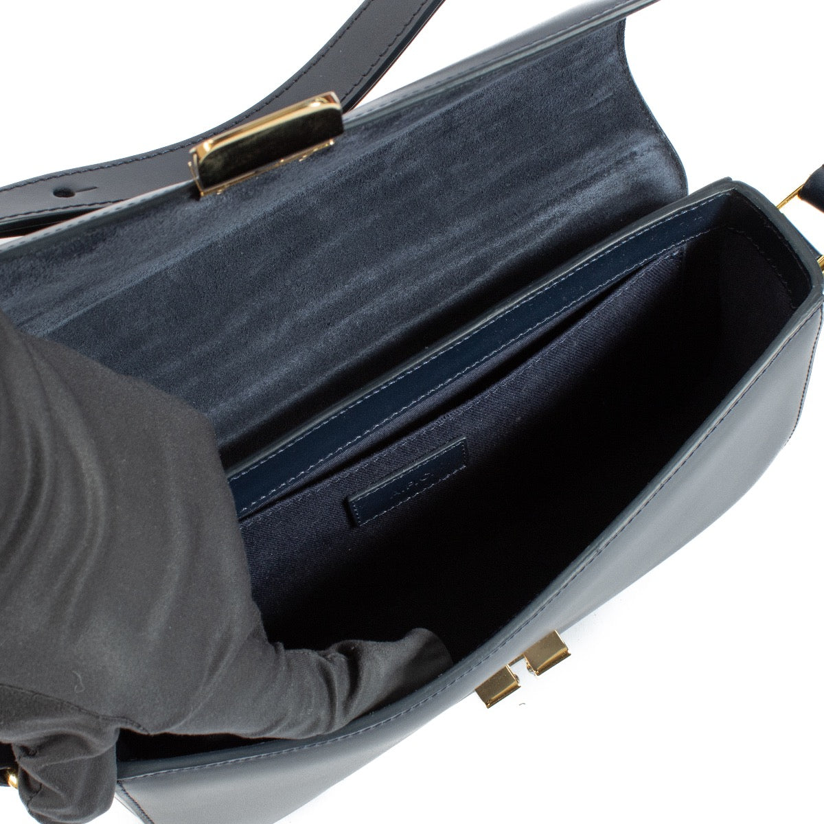 Shop safe online at Labellov in Antwerp, Brussels and Knokke this 100% authentic second hand A.P.C. Blue Grace Shoulder Bag. Veilig online tweedehands authentieke A.P.C. Blue Grace Shoulder handtas kopen bij Labellov.