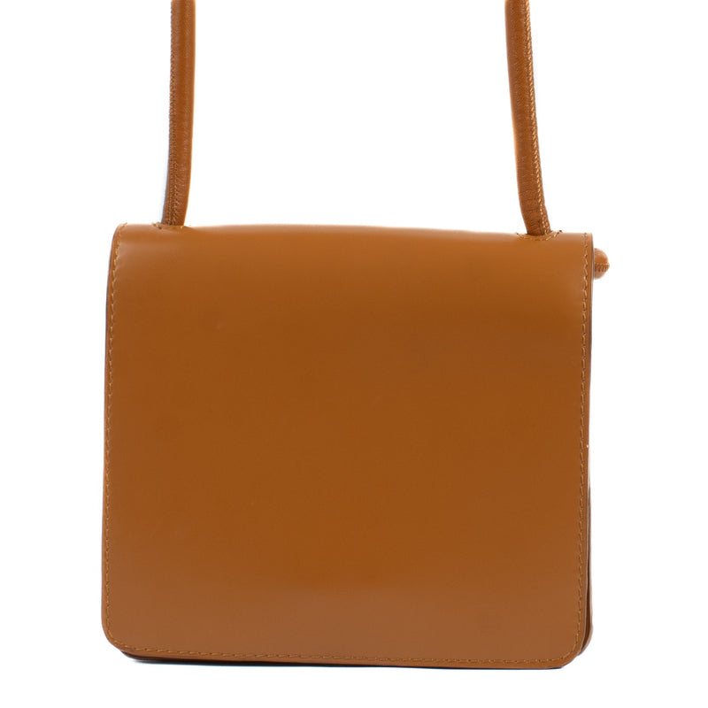 Shop safe online at Labellov in Antwerp, Brussels and Knokke this 100% authentic second hand Dries Van Noten Camel Mini Crossbody. Veilig online tweedehands authentieke Dries Van Noten Camel Mini Crossbody handtas kopen bij Labellov.
