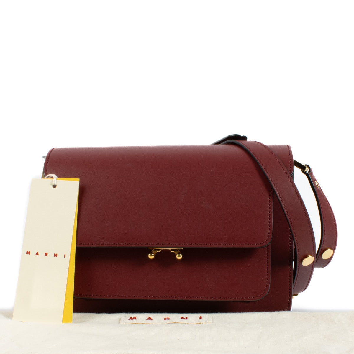 Shop safe online at Labellov in Antwerp, Brussels and Knokke this 100% authentic second hand Marni Burgundy Medium Trunk Bag. veilig online tweedehands authentieke Marni Burgundy Medium Trunk handtas bij Labellov.