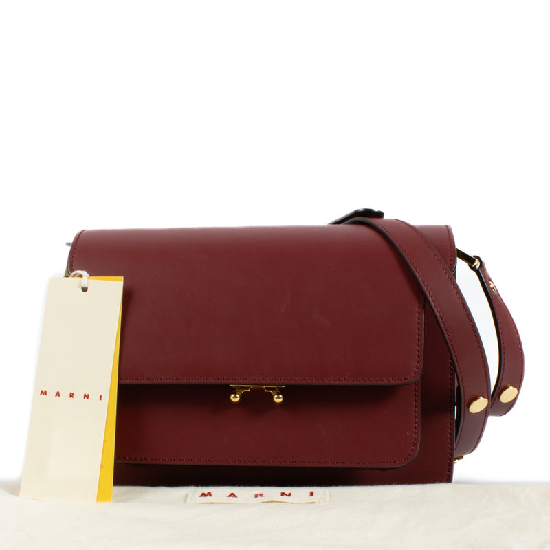 Shop safe online at Labellov in Antwerp, Brussels and Knokke this 100% authentic second hand Marni Burgundy Medium Trunk Bag. veilig online tweedehands authentieke Marni Burgundy Medium Trunk handtas bij Labellov.
