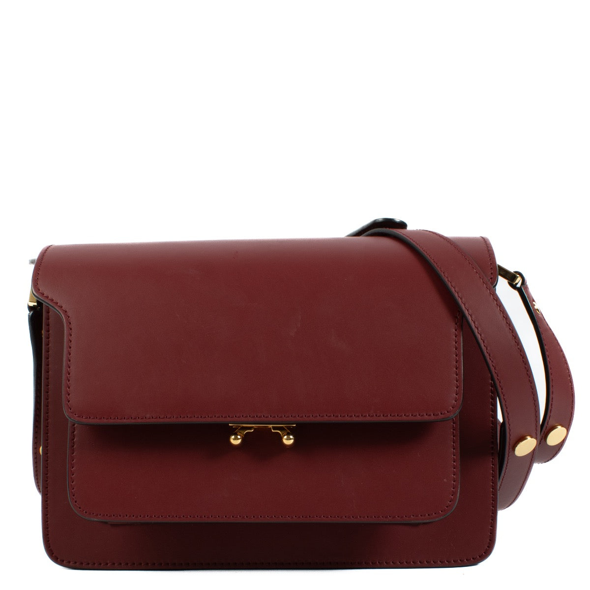 Shop safe online at Labellov in Antwerp, Brussels and Knokke this 100% authentic second hand Marni Burgundy Medium Trunk Bag. veilig online tweedehands authentieke Marni Burgundy Medium Trunk handtas bij Labellov.