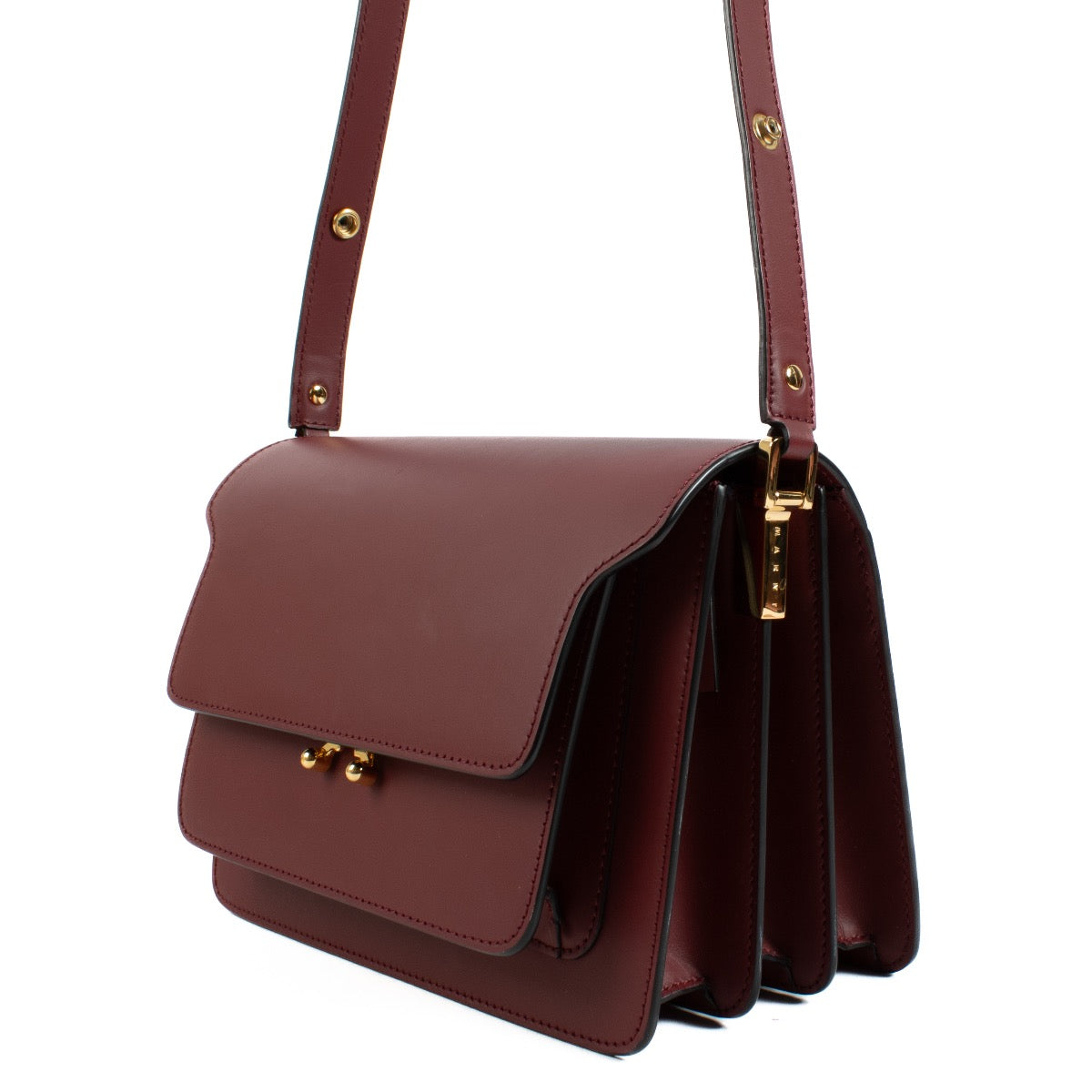 Shop safe online at Labellov in Antwerp, Brussels and Knokke this 100% authentic second hand Marni Burgundy Medium Trunk Bag. veilig online tweedehands authentieke Marni Burgundy Medium Trunk handtas bij Labellov.