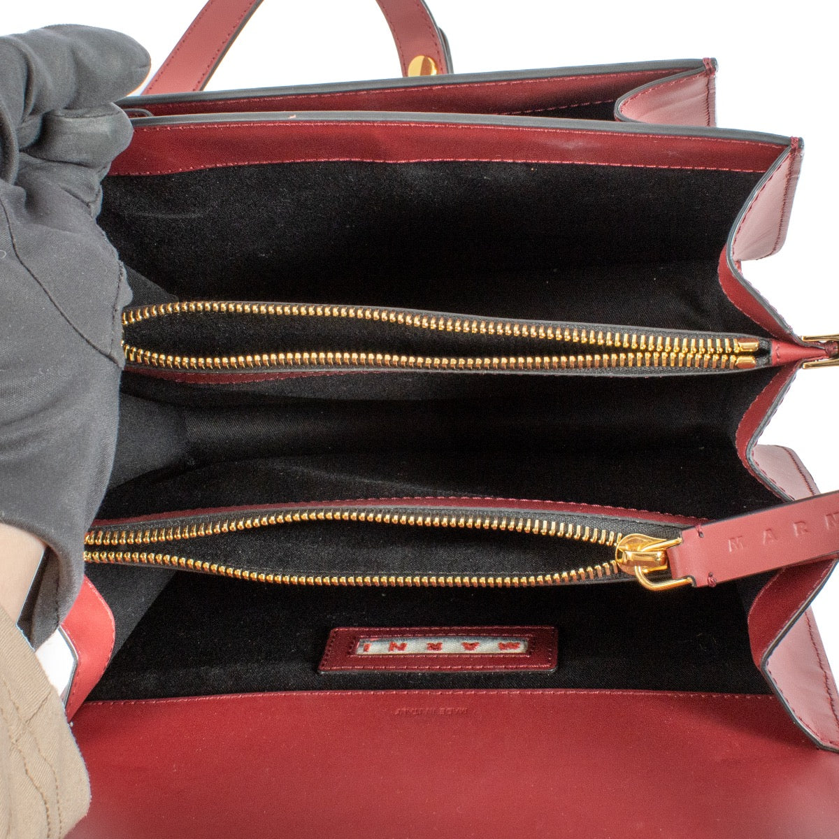 Shop safe online at Labellov in Antwerp, Brussels and Knokke this 100% authentic second hand Marni Burgundy Medium Trunk Bag. veilig online tweedehands authentieke Marni Burgundy Medium Trunk handtas bij Labellov.